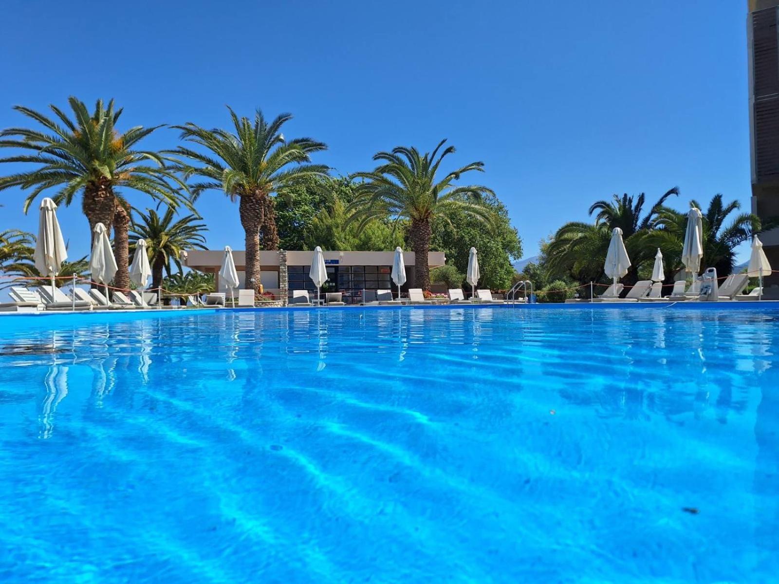 Long Beach Hotel & Resort Longos  Luaran gambar